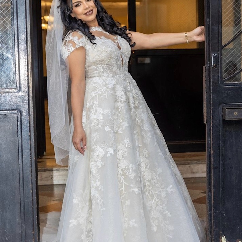 Wedding dress lace ball gown cap sleeves. size 12 Bustle added. Paid $2890
